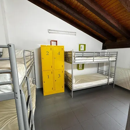 Hostel De Lastur *